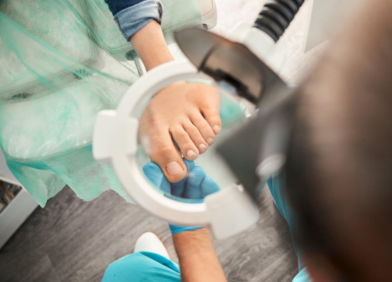 Podòleg revisant el peu d’un pacient