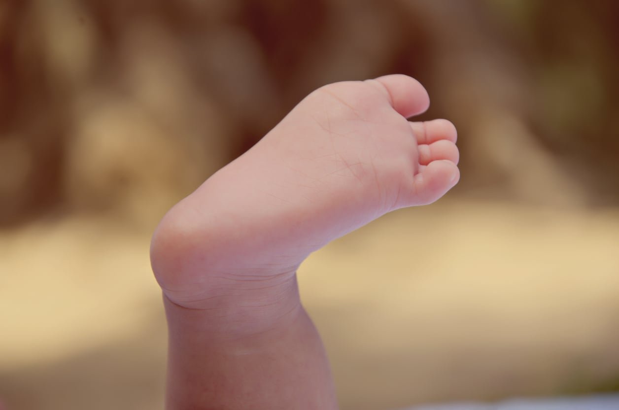Peu d’un nadó en revisió podològica infantil